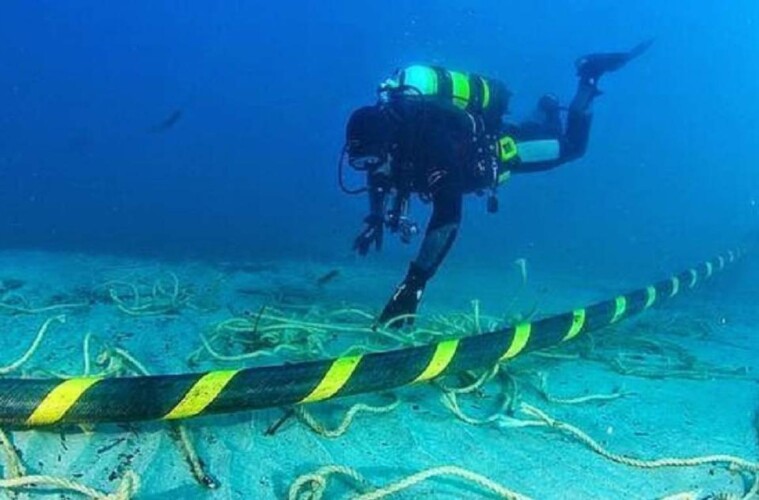 Cables Submarinos Internet Viaja Bajo El Mar Race