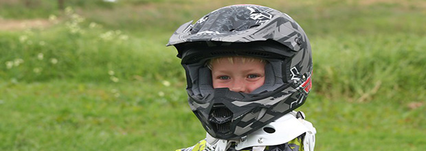 Así deben viajar los niños en moto: desde 7 años, con casco y