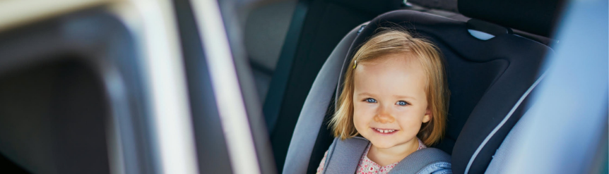 Por qué no debes utilizar alzadores para niños en el coche